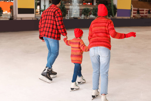 Familia joven en pista de patinaje
 - Foto, Imagen