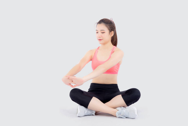 Piękna młoda azjatycka kobieta w sporcie siedzi rozciągnąć mięśnie ramienia  - Zdjęcie, obraz