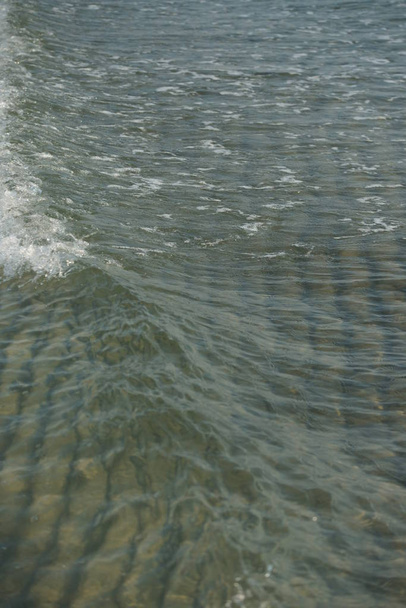 tiszta és zöld tengeri hullámok a tengeri felszínen elvont háttér - Fotó, kép