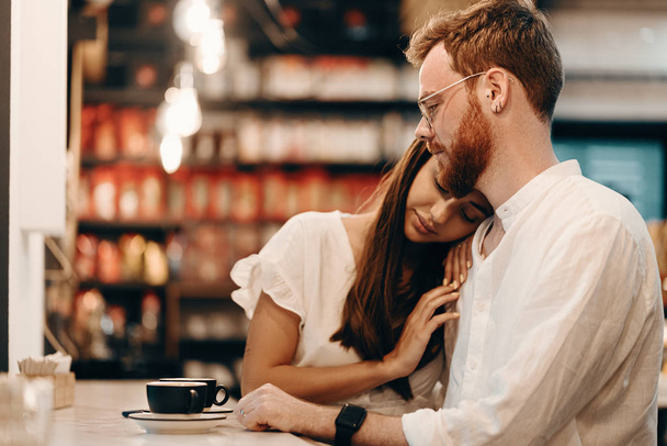 Kochająca para w kawiarni - Zdjęcie, obraz