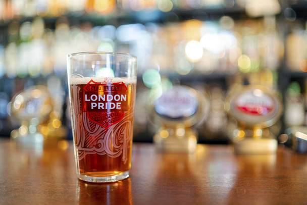 Ποτήρι κρύα μπύρα London Pride σερβίρεται στην αγγλική παμπ, Ηνωμένο Βασίλειο - Φωτογραφία, εικόνα