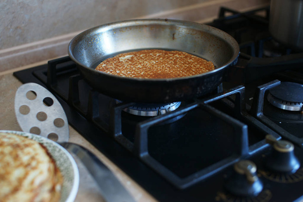 Preparación de tortas caseras en estufa de gas - Foto, imagen