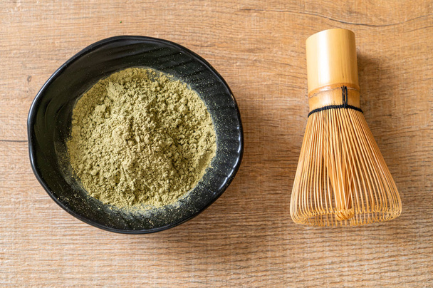 matcha green tea powder with whisk - Foto, afbeelding