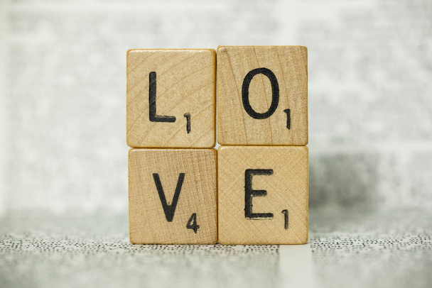 Scrabble Azulejos deletrear amor
 - Foto, imagen