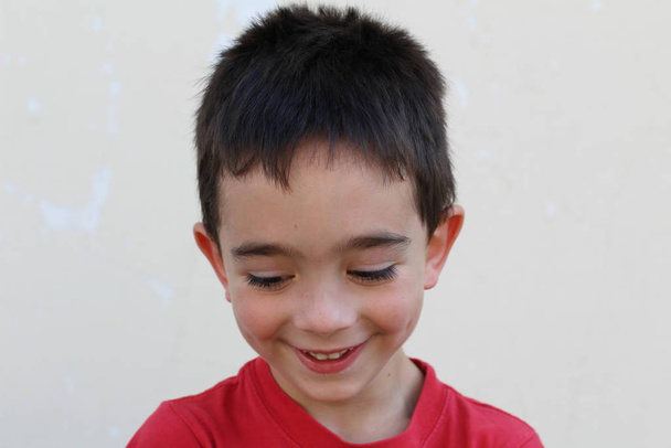 Retrato de close-up de menino em camiseta vermelha isolado em branco
  - Foto, Imagem