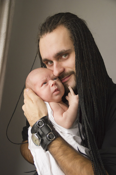 Nuori isä syleilee vauvaa
 - Valokuva, kuva