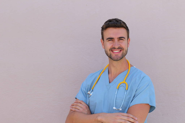 Portrait de jeune infirmier avec stéthoscope souriant avec espace de copie
  - Photo, image