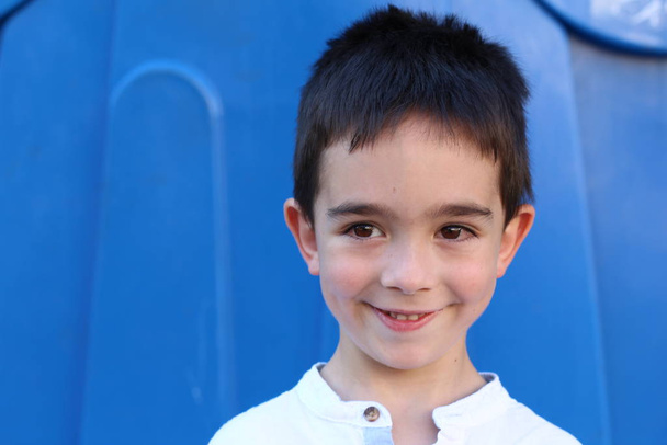 Venkovní portrét roztomilé dítě chlapce na modrém pozadí - Fotografie, Obrázek