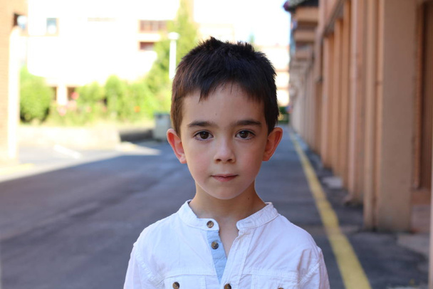 Szabadtéri portré aranyos gyermek fiú szabadban - Fotó, kép