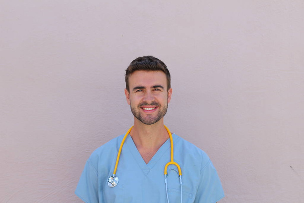 Προσωπογραφία νεαρής νοσοκόμας με στηθοσκόπιο χαμογελαστή με αντιγραφικό χώρο  - Φωτογραφία, εικόνα