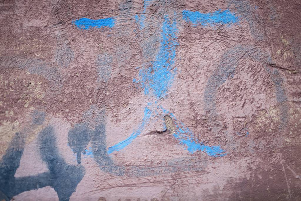 Oude muur met verfvlekken, abstracte textuur achtergrond. Bourgogne, grijs, bruin, blauwe kleuren, verloop - Foto, afbeelding