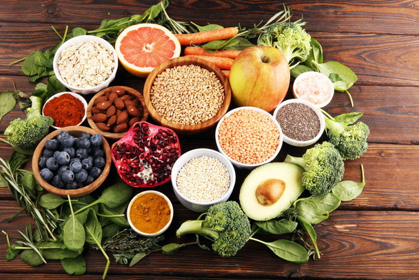 Auswahl an gesunden Lebensmitteln: Obst, Gemüse, Samen, - Foto, Bild