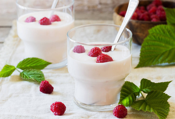 Домашний органический йогурт и свежая малина
 - Фото, изображение