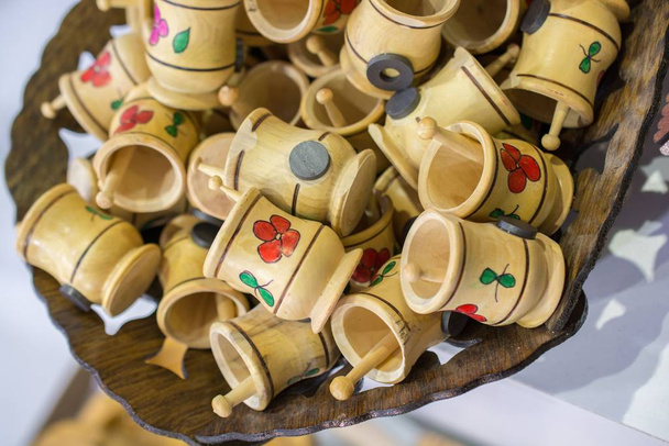 A high angle closeup shot of many small wooden cups - Foto, Bild