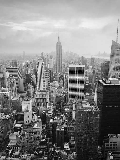 Grayscale shot of an empire state building of new usa - Fotó, kép