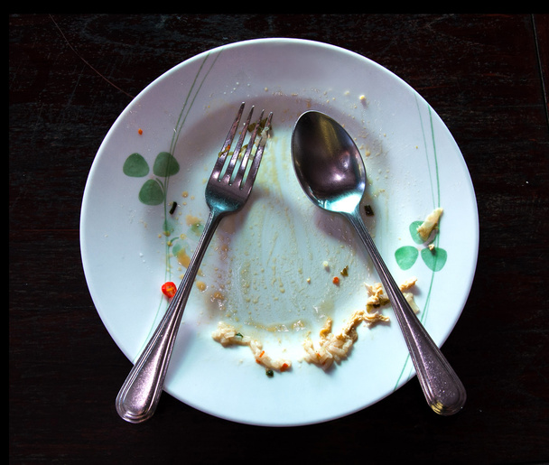 Plato vacío después de la comida sobre fondo negro
 - Foto, Imagen