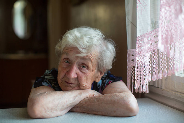 eine ältere Rentnerin in ihrem Haus. - Foto, Bild