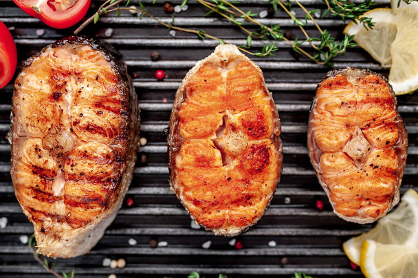 Steaks de saumon grillés avec sur une poêle à griller avec des épices sur un fond de pierre avec de l'espace de copie pour votre fond
 - Photo, image