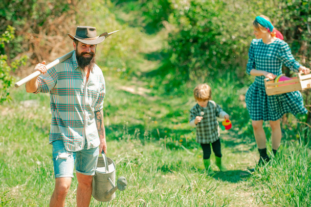 Onnellinen perhe maatilalla. Onnellinen perhe kävelee maatilalla
. - Valokuva, kuva