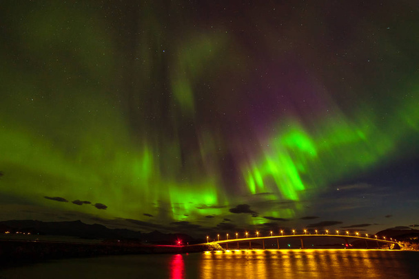 Dramatická polární světla, Aurora borealis přes hory na severu Evropy - Lofotenské ostrovy, Norsko - Fotografie, Obrázek
