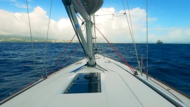 Wody oceaniczne są przepływane przez łódź w widoku pierwszej osoby - Materiał filmowy, wideo