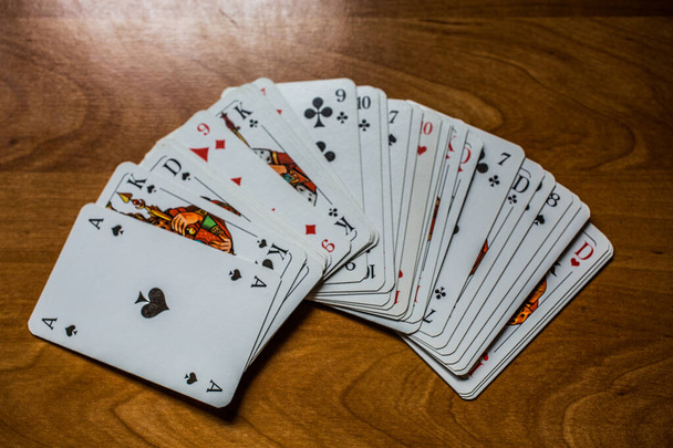 Um jogo de cartas jogando cartas está na mesa
 - Foto, Imagem