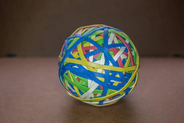 Bandas de goma de diferentes colores estiradas en una bola
 - Foto, Imagen