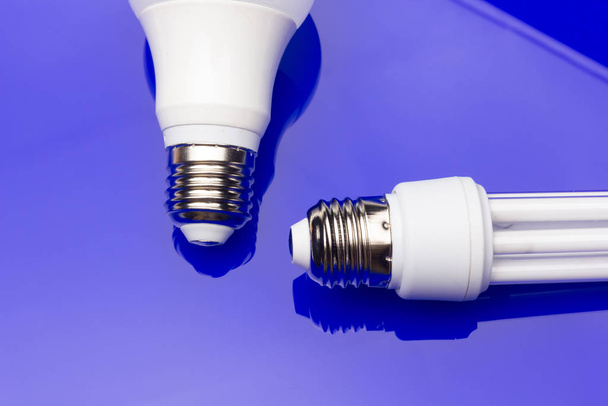 Енергозберігаюча лампочка для економії грошей та електроенергії
. - Фото, зображення