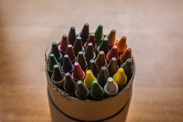 Χρωματιστά μολύβια διαφόρων χρωμάτων σε δοχεία - Φωτογραφία, εικόνα