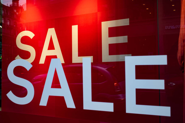 letrero rojo de venta en una tienda enero ventas
 - Foto, imagen