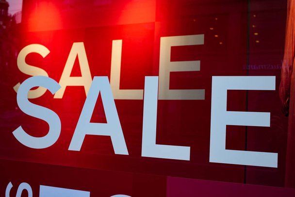 letrero rojo de venta en una tienda enero ventas
 - Foto, imagen