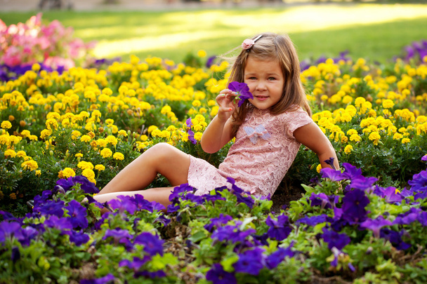 Счастливая красивая девочка с цветами
. - Фото, изображение