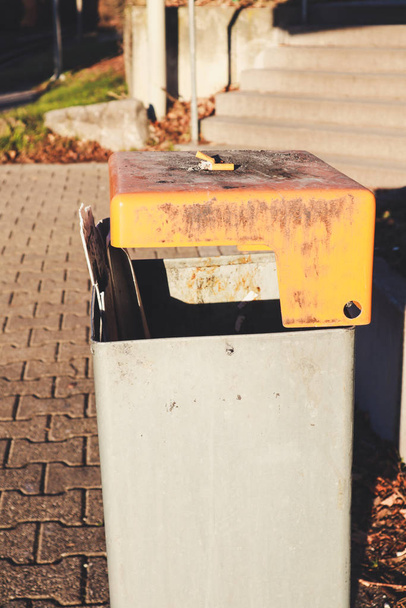 ゴミ箱は蓋にタバコでできます。近代都市。ドイツだスモーク - 写真・画像