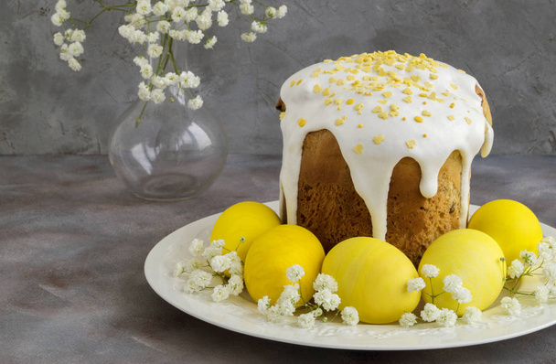 Easter food. Easter cakes and painted eggs. - 写真・画像