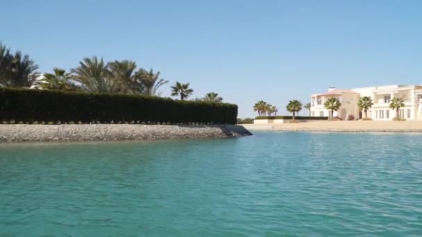 Veduta di alberghi e case da una barca galleggiante sui canali di El Gouna Egitto
 - Filmati, video