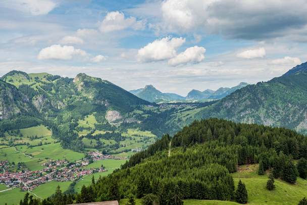 Krajobraz wokół Bad Hindelang w Bawarii, Niemcy - Zdjęcie, obraz