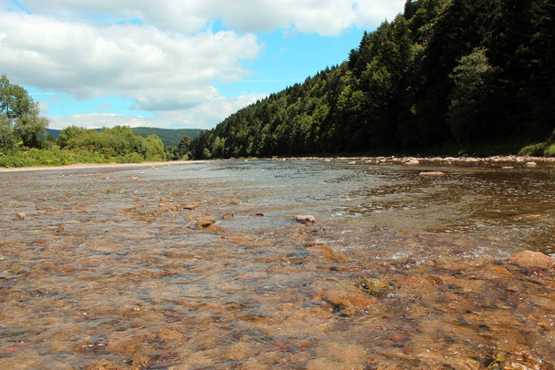 gyönyörű táj sebességgel víz a hegyi folyóban - Fotó, kép