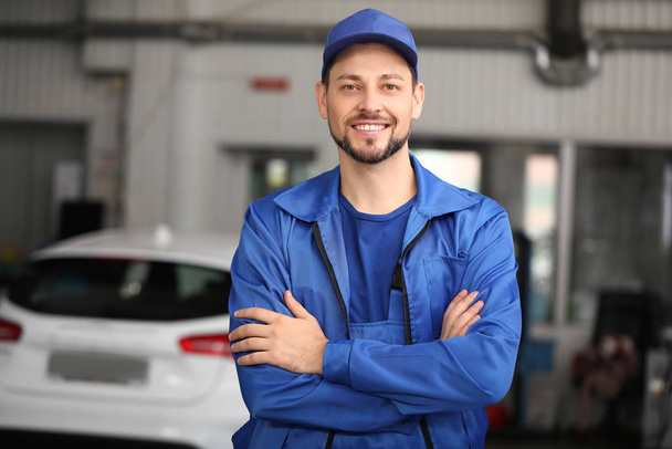 Mannelijke monteur in auto service center - Foto, afbeelding