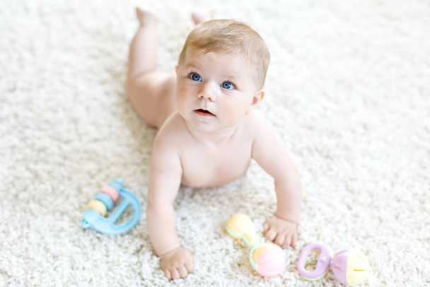 Mignon bébé fille jouer avec pastel coloré vintage hochet jouet - Photo, image