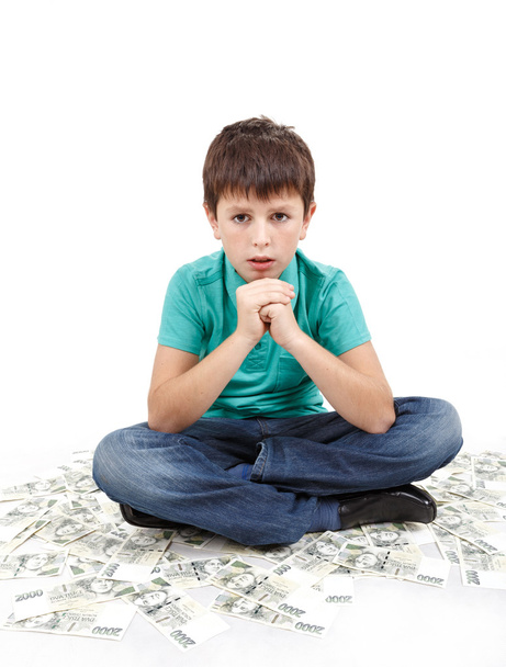 αγόρι καθιστός σε χρήματα - Φωτογραφία, εικόνα