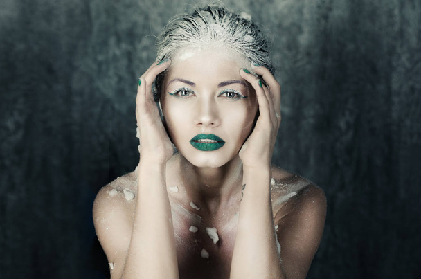 Емоційний портрет жінок з креативним макіяжем і божевільною зачіскою в студії на сірому фоні
 - Фото, зображення