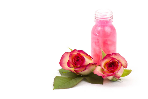 bad olie en roze rozen - Foto, afbeelding