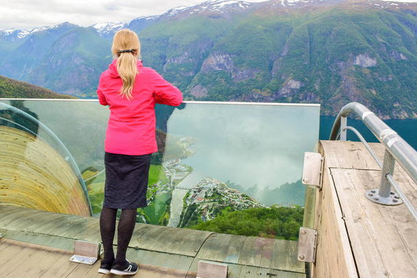 Lány a Stegastein nézőpontból Norvégiában. - Fotó, kép