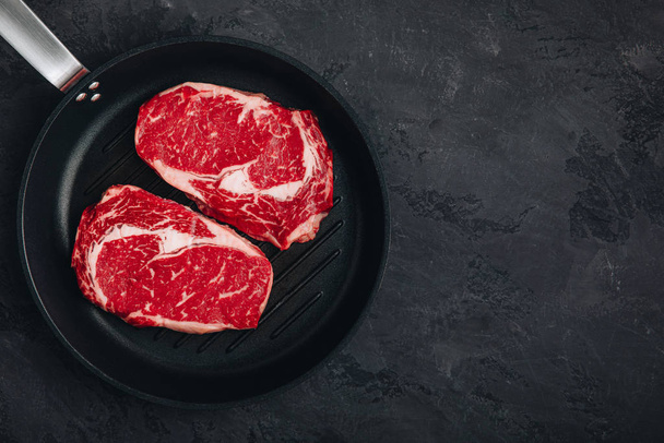 Ribeye Steak, Raw fresh beef meat in grill pan - Foto, Imagem