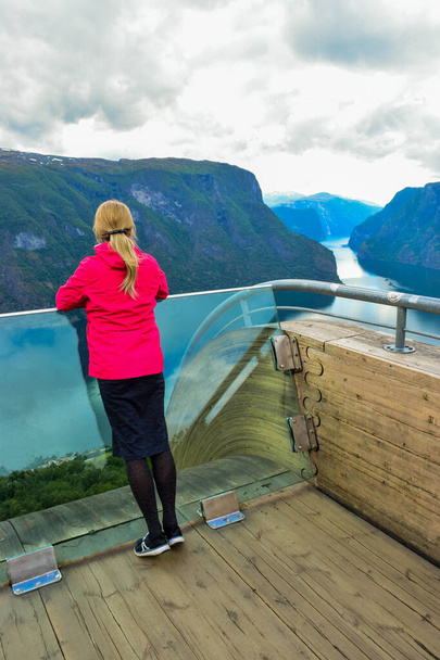 Fille sur le point de vue Stegastein en Norvège
. - Photo, image