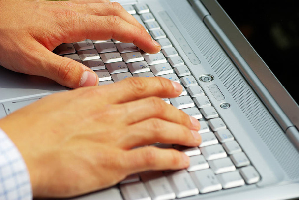 male hands typing on a laptop - Foto, afbeelding