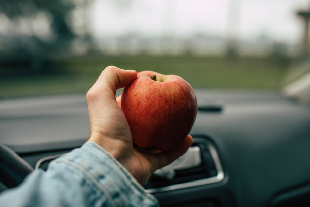 Light apple snack in the car - Foto, immagini