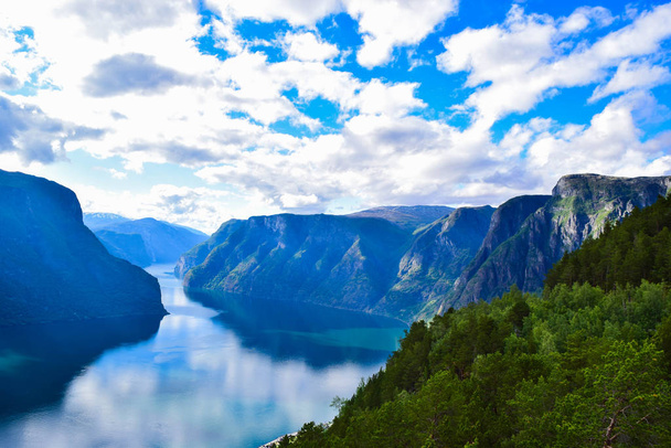 Il paesaggio di Aurlandsfjord in Norvegia
. - Foto, immagini