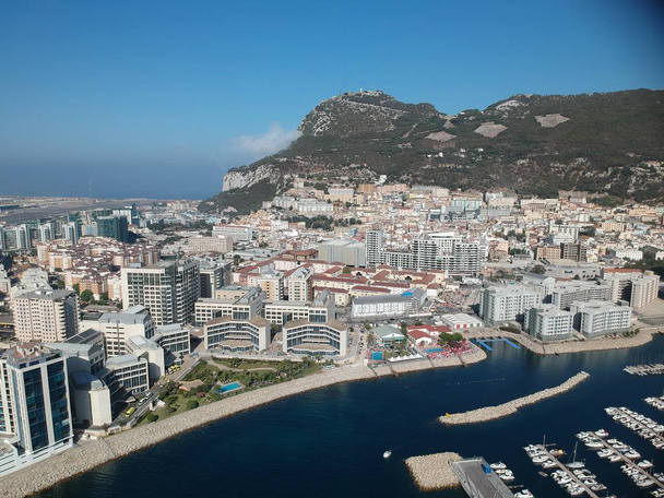 Vista aérea del puerto de Gibraltar a la luz del sol en verano
 - Foto, imagen