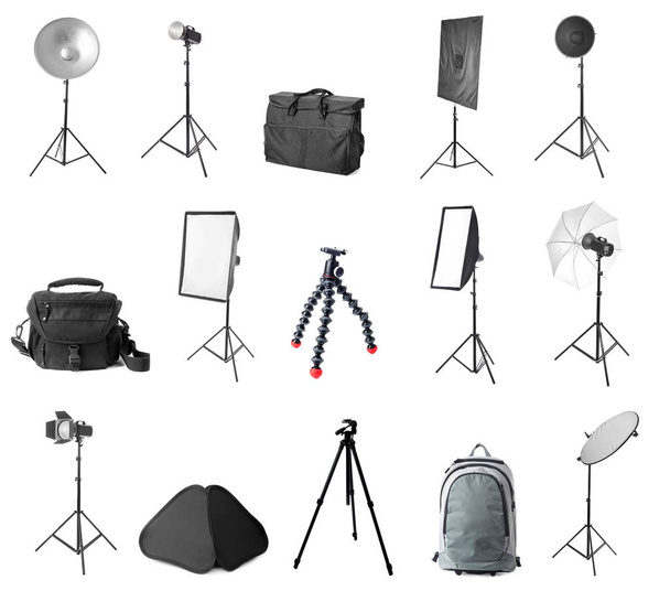 白い背景の写真スタジオのためのさまざまな専門機器のセット - 写真・画像